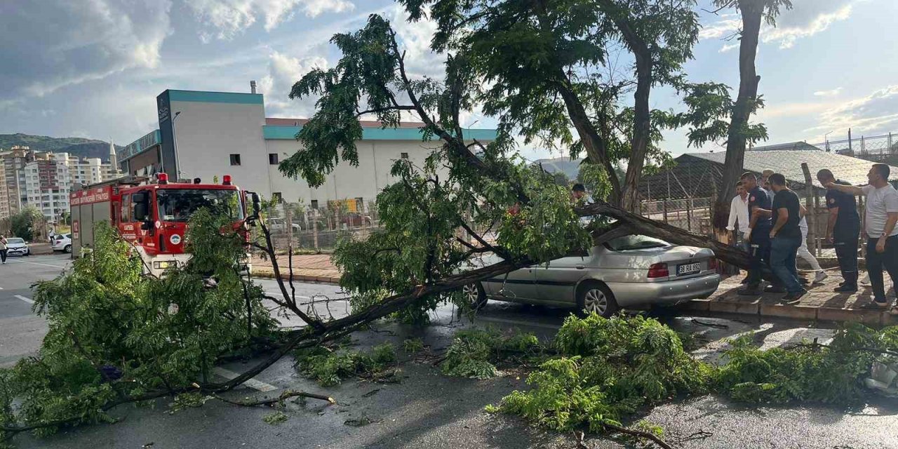Kayseri’yi Sağanak, Dolu Ve Fırtına Vurdu