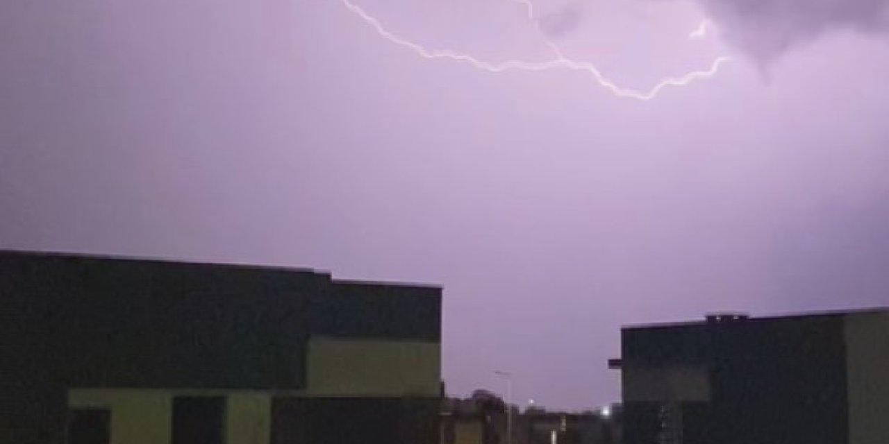 Kayseri’de Gökyüzünü Şimşekler Aydınlattı