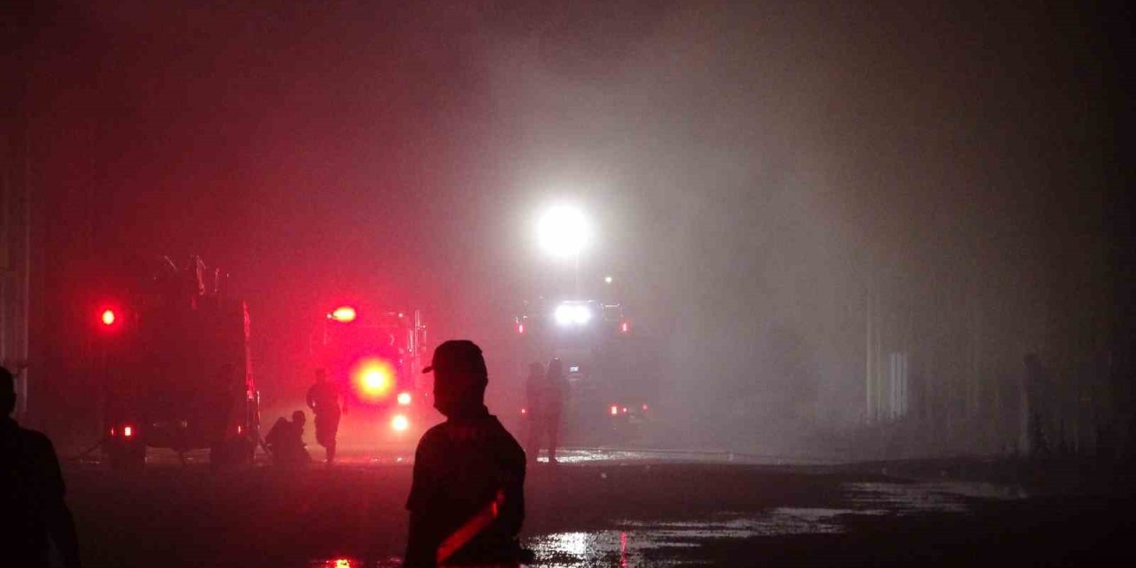 İçinde Kimyasal Tarım Ürünlerinin Bulunduğu Fabrika Alev Alev Yandı: Afad Tedbir Amaçlı Kimyasal Sızıntı Ölçümü Yaptı