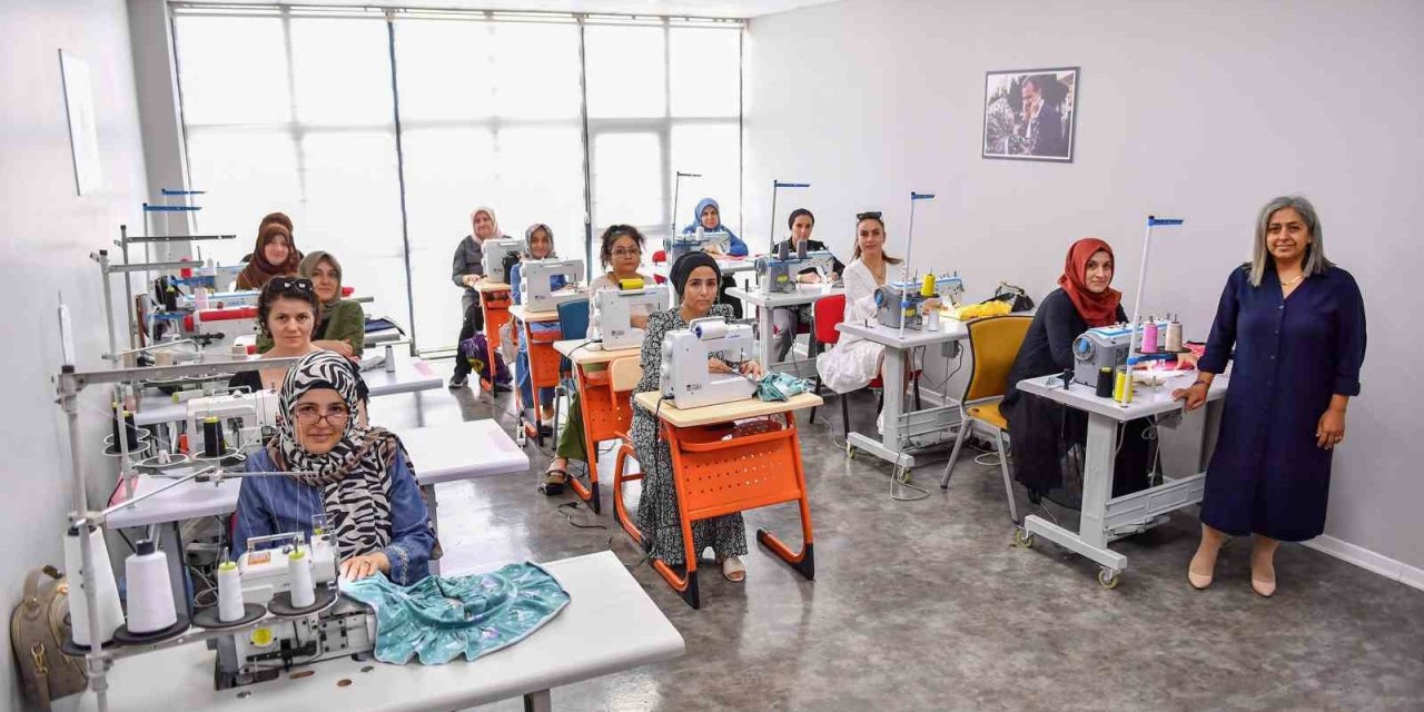 Mercek Kursiyerlerinin Diktiği Kıyafetler Çocuklara Bayramlık Olacak