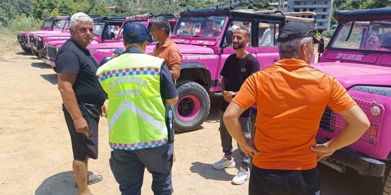 Alanya’da Bin 985 Araç Kontrol Edildi, 21 Araca Trafikten Men Cezası