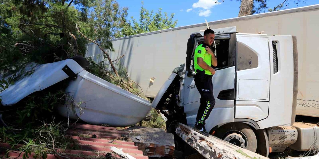 Kontrolden Çıkan Tır, Çam Ağacına Ve Depoya Çarparak Durabildi: 1 Yaralı