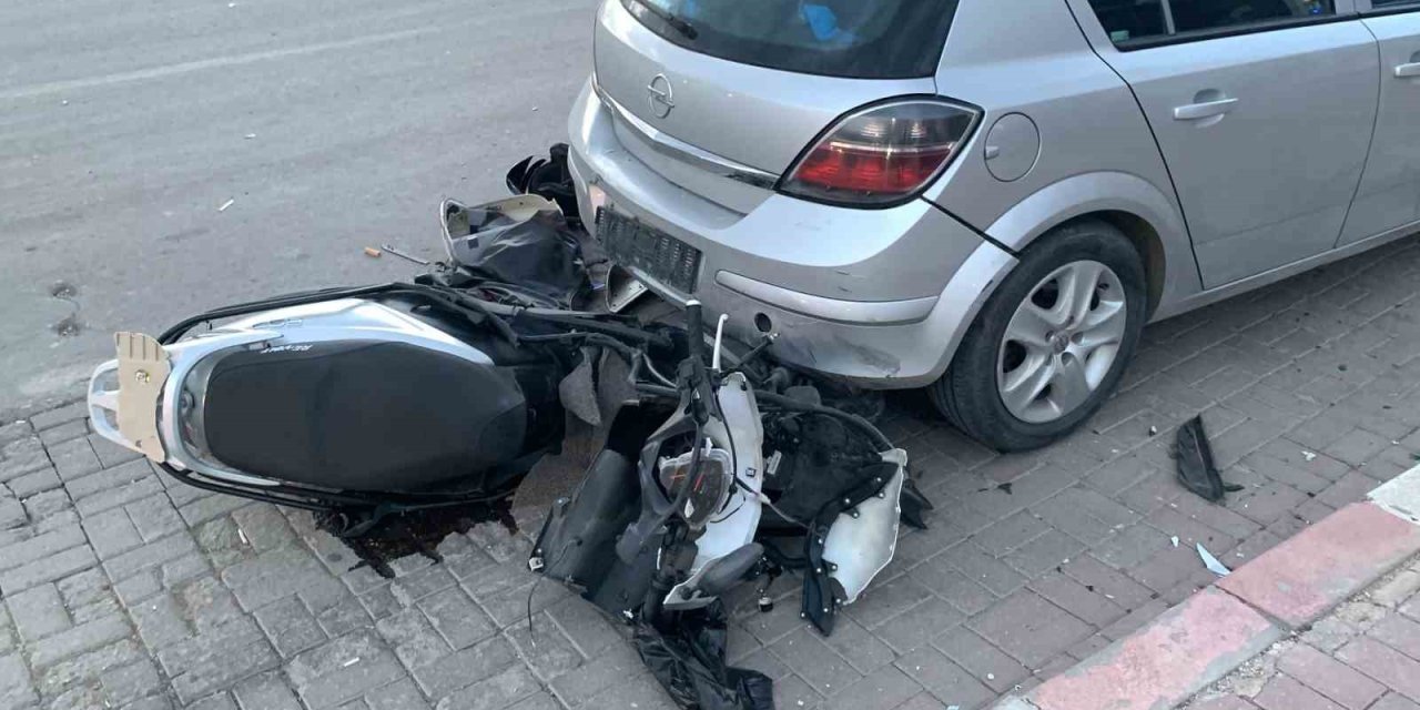 Karaman’da Park Halindeki Otomobile Çarpan Motosiklet Parçalandı: 1 Yaralı