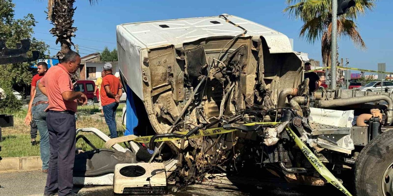Tarın Çarptığı Kamyonun Şoför Mahalli Koptu:1 Ölü