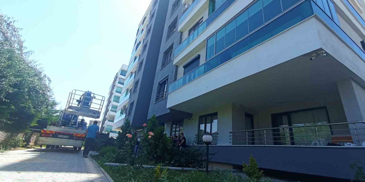 Binanın Dış Temizliği İçin Çıktığı Vincin Zinciri Koptu