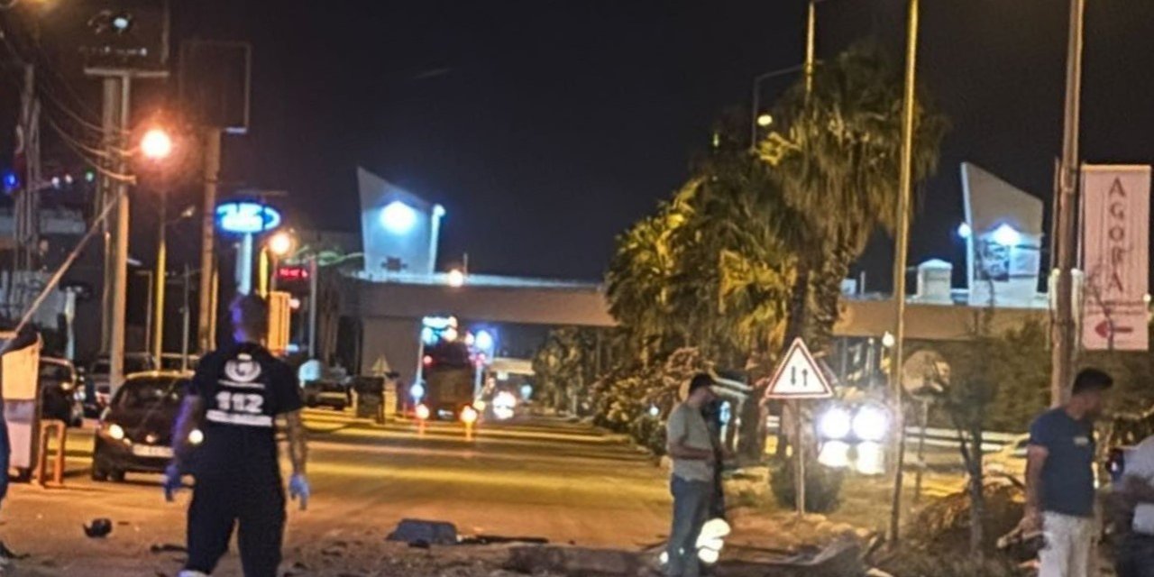 Otomobil İkiye Bölündü, Feci Kazada Sürücü Hayatını Kaybetti