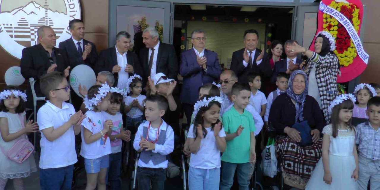 Minikler ‘iyilikle’ Engelleri Aştı, Öğretmenleri Gözyaşlarını Tutamadı