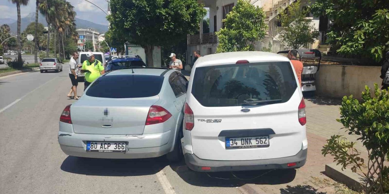 Gazipaşa’da Zincirleme Kaza: 2 Yaralı