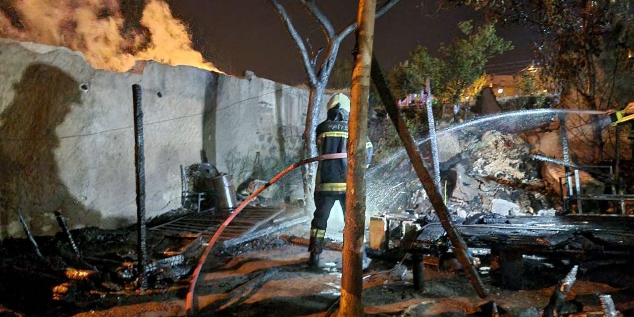 Bahçesindeki Odunların Alev Aldığı Evi İtfaiye Kurtardı