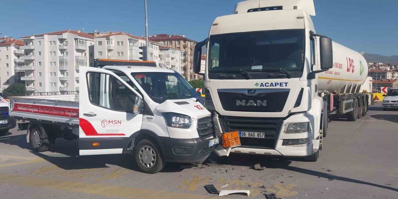 Niğde’de Tır İle Kamyonet Çarpıştı: 1 Yaralı