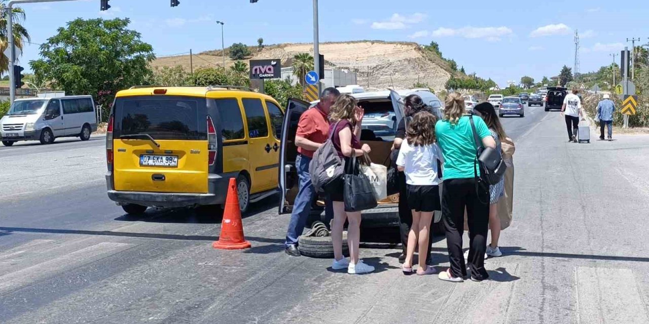 Kırmızı Işıkta Duran Ticari Araçtaki Aile Facianın Eşiğinden Döndü