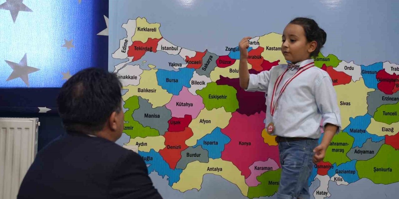 6 Yaşında Tarih Dersi Verdi