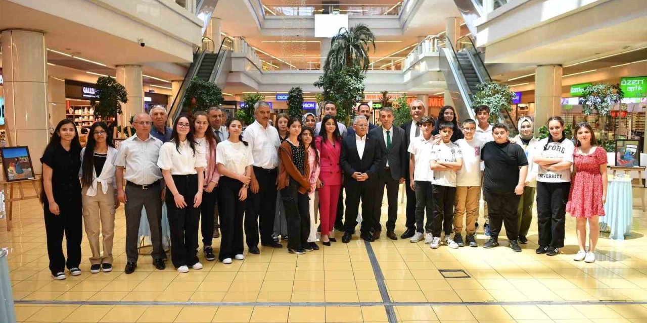 Başkan Büyükkılıç, Öğrencilerin Sergisini Açtı, Esnaf Ve Vatandaşlarla Sohbet Etti