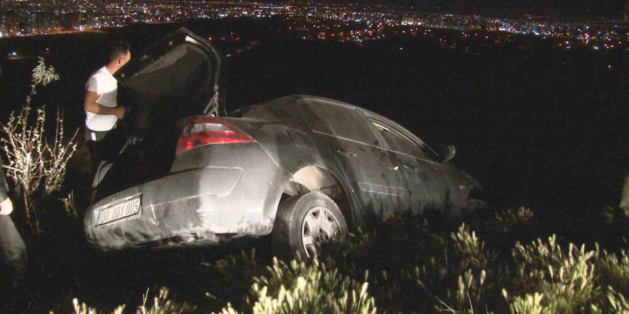 Kayaya Takılan Otomobil Uçurumda Askıda Kaldı