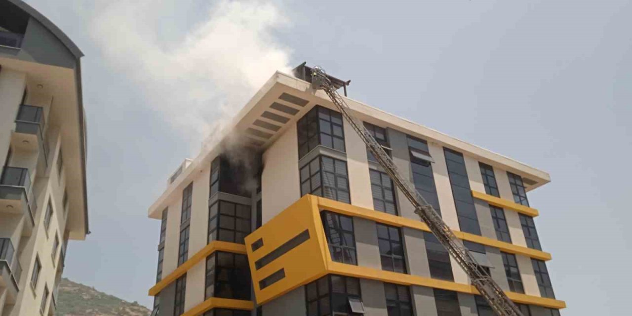 Alanya’da Plazada Çıkan Yangın İtfaiye Ekiplerince Söndürüldü