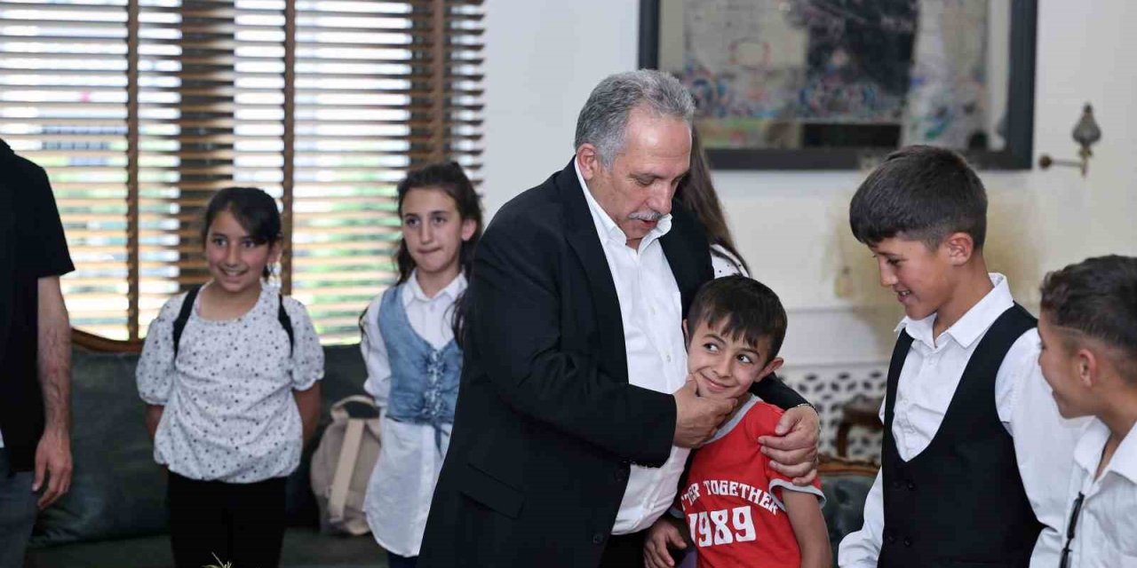 Misafirler Uzaktan, İlgi Yakından