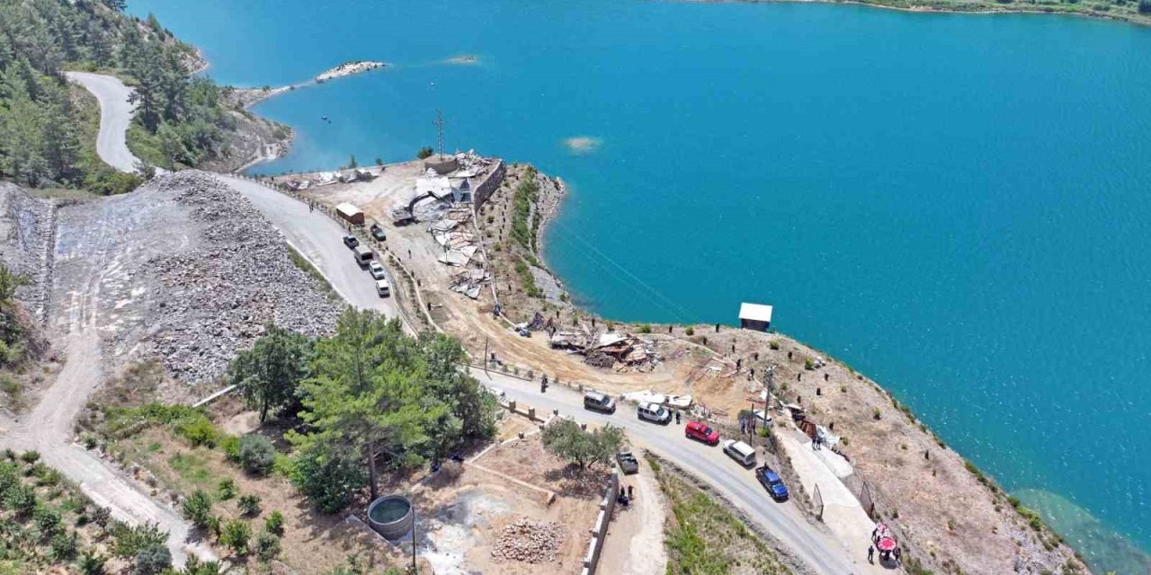 Alanya’da Mutlak Koruma Alanındaki Ruhsatsız 34 Çardak Ve Betonarme İnşaat Yıkıldı