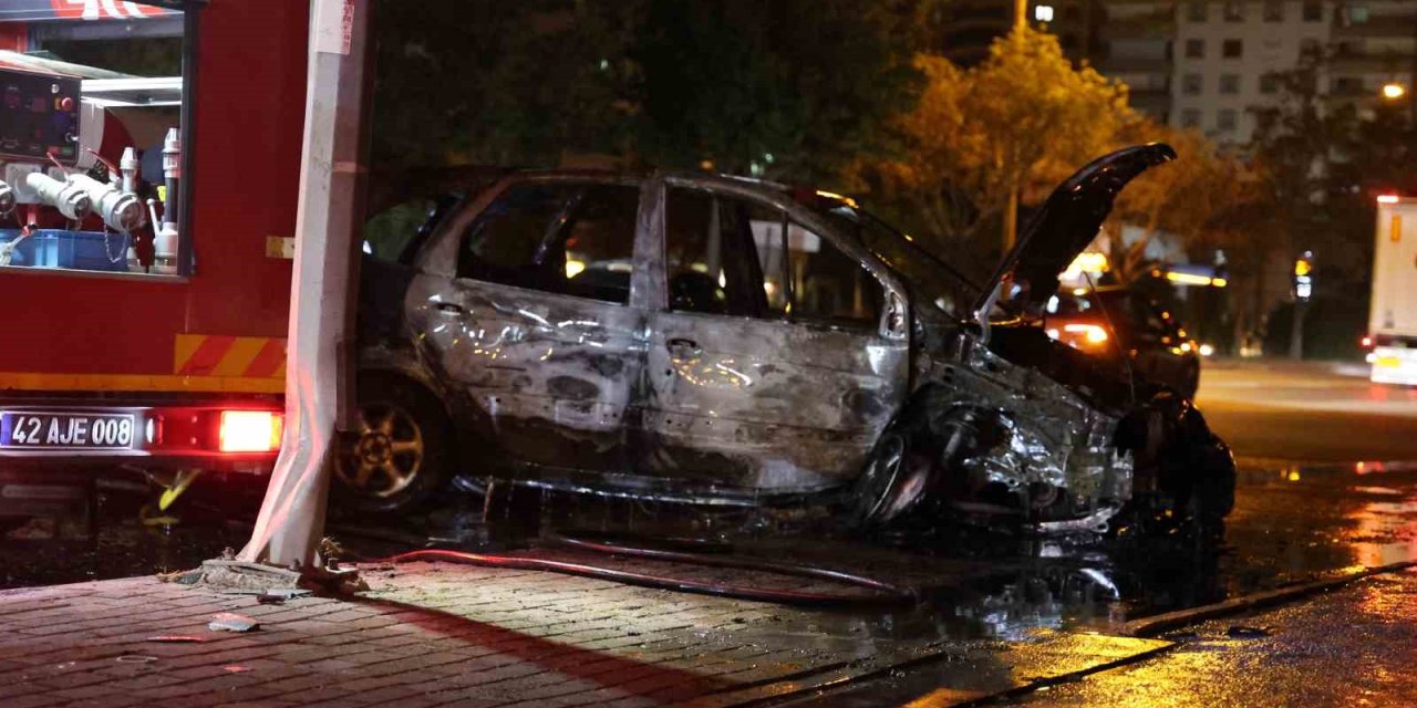 Elektrik Direğine Çarpan Otomobil Alev Topuna Döndü