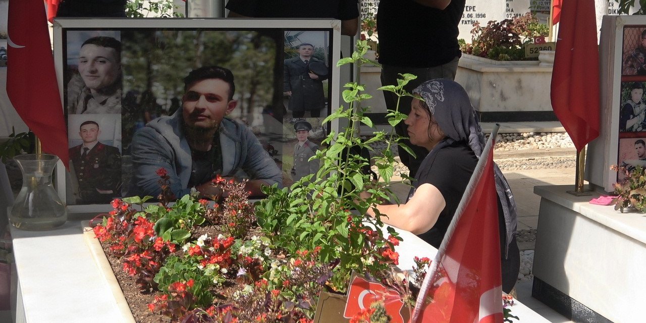 Mersin Şehitliğinde Hüzünlü Tören