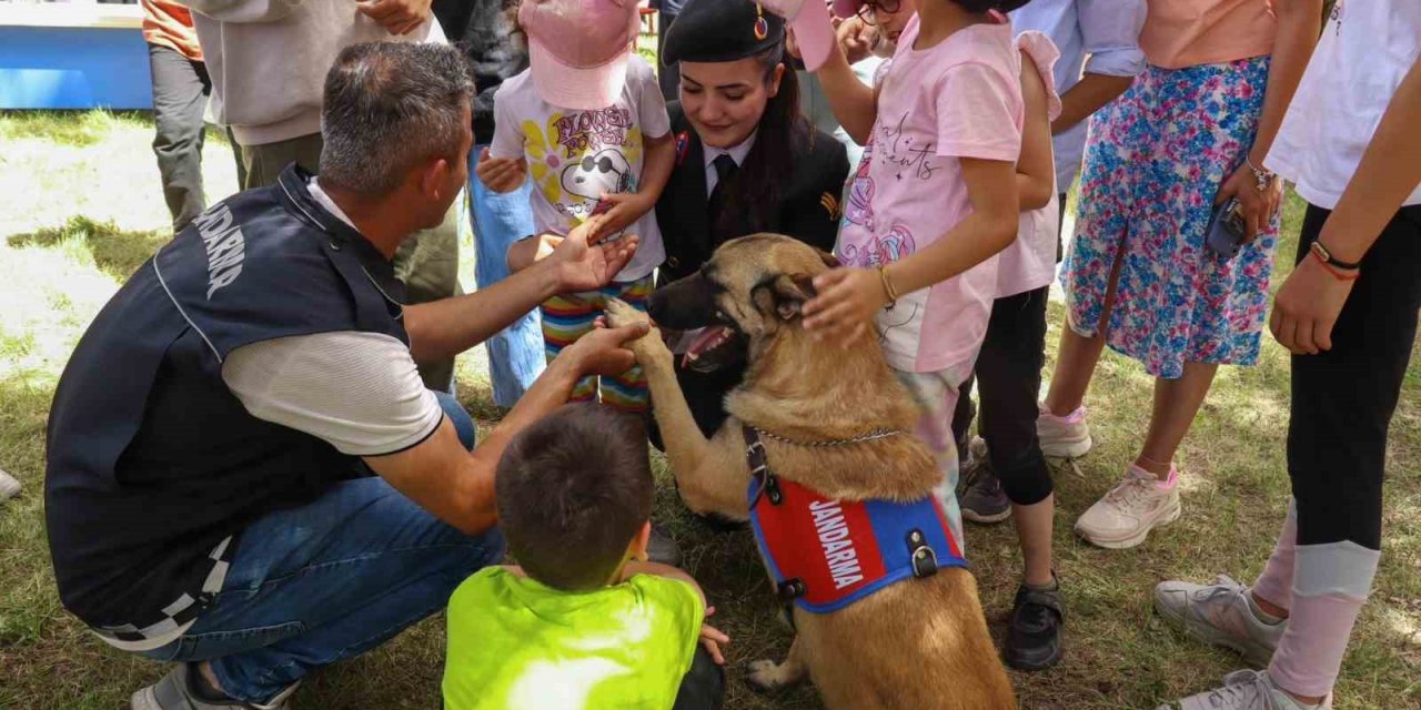 Jandarma Ekipleri 185. Yıldönümünü Çocuklarla Kutladı