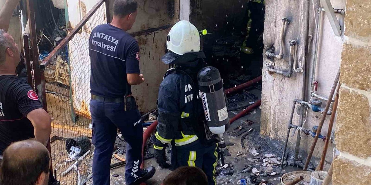 Depoda Çıkan Yangın Eve Sıçrar Sıçramaz Söndürüldü