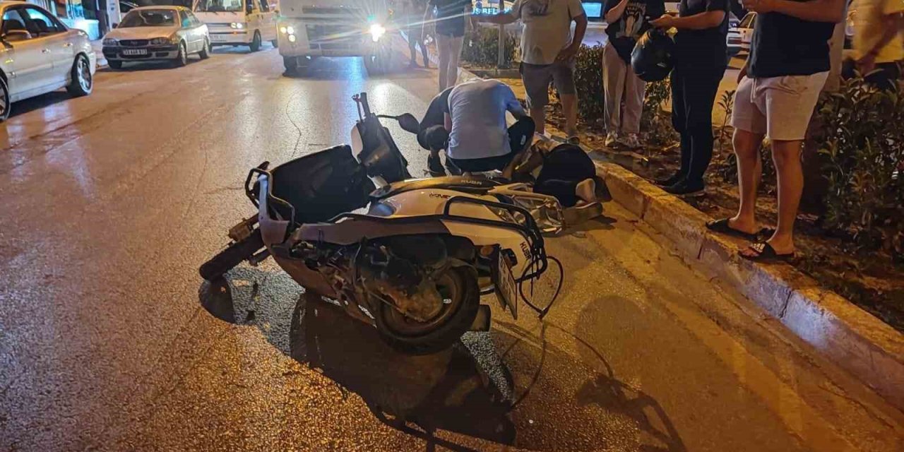 Hafif Ticari Araç İle Motosiklet Çarpıştı: 1 Yaralı