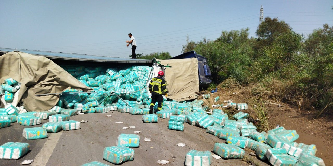 Çocuk Bezi Yüklü Tır Devrildi