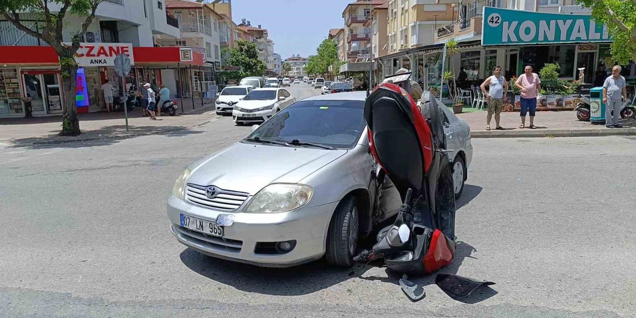 Otomobile Çarpan Motosiklet Amuda Kalkarak Durdu: 2 Yaralı