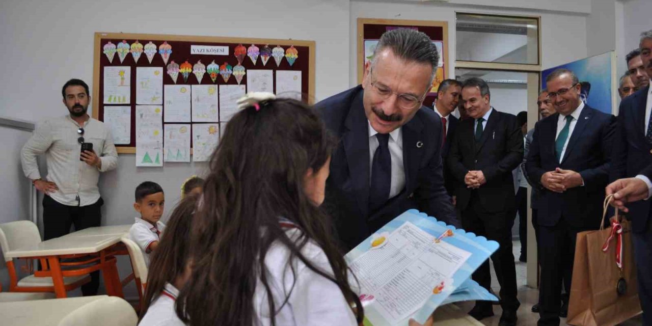 İlkokulu Öğrencileri Karnelerini Vali Aksoy’un Elinden Aldı