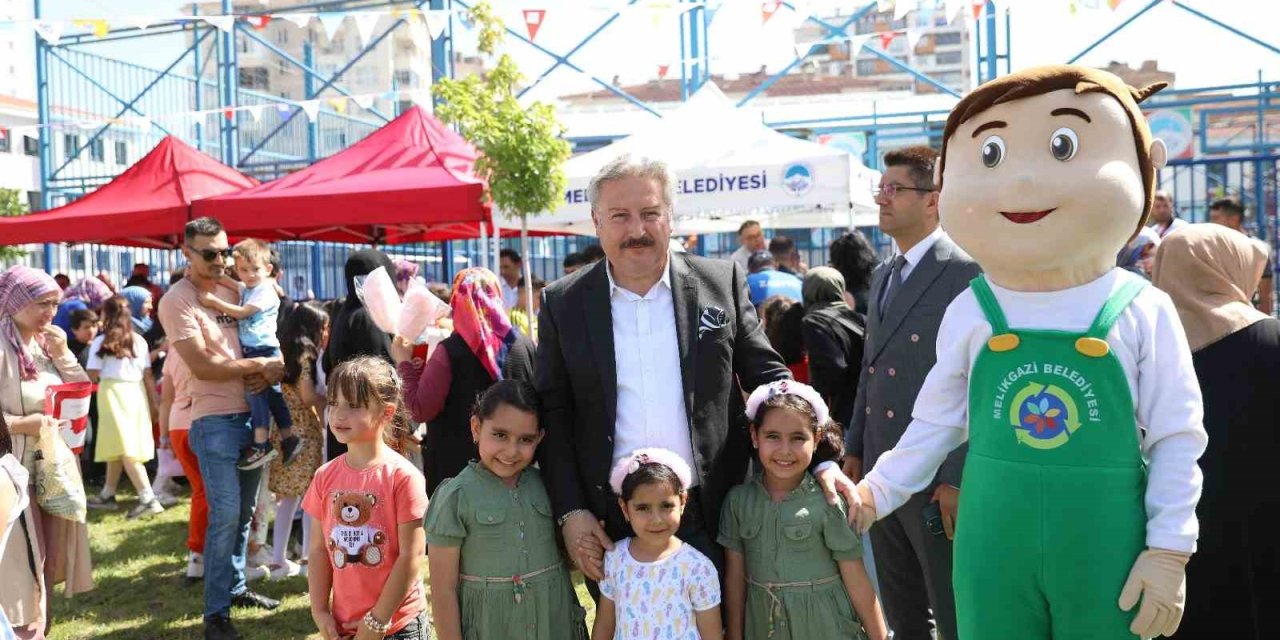 Melikgazi Belediyesi Karne Şenliği İle Öğrencilerin Yüzlerini Güldürdü