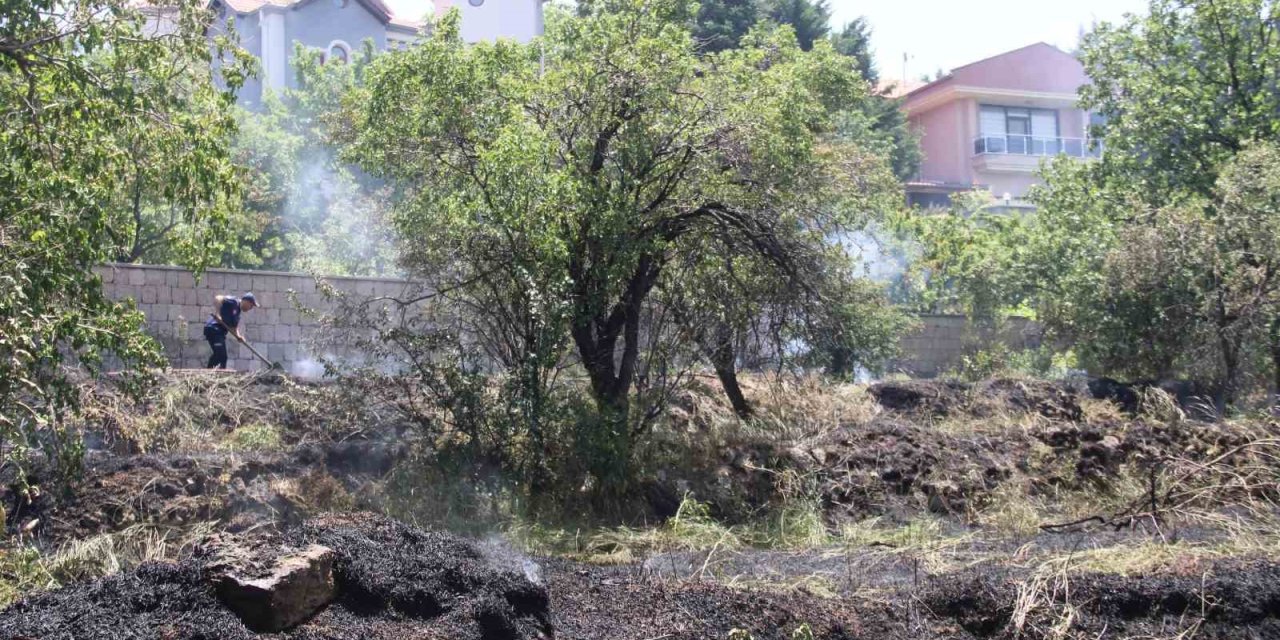Ot Yangını İkametlere Sıçramadan Söndürüldü
