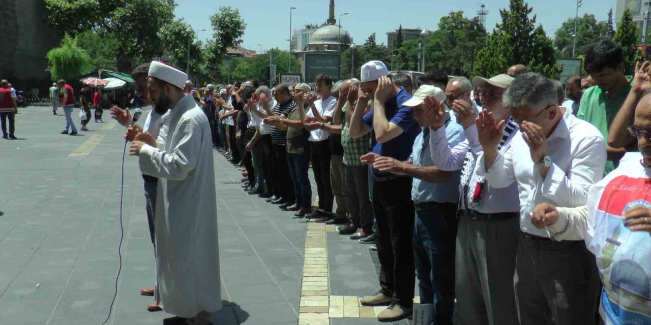 Hayatını Kaybeden Filistinliler İçin ‘gıyabi Cenaze Namazı’ Kılındı