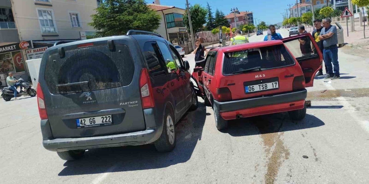 Konya’da Otomobil İle Hafif Ticari Araç Çarpıştı: 5 Yaralı