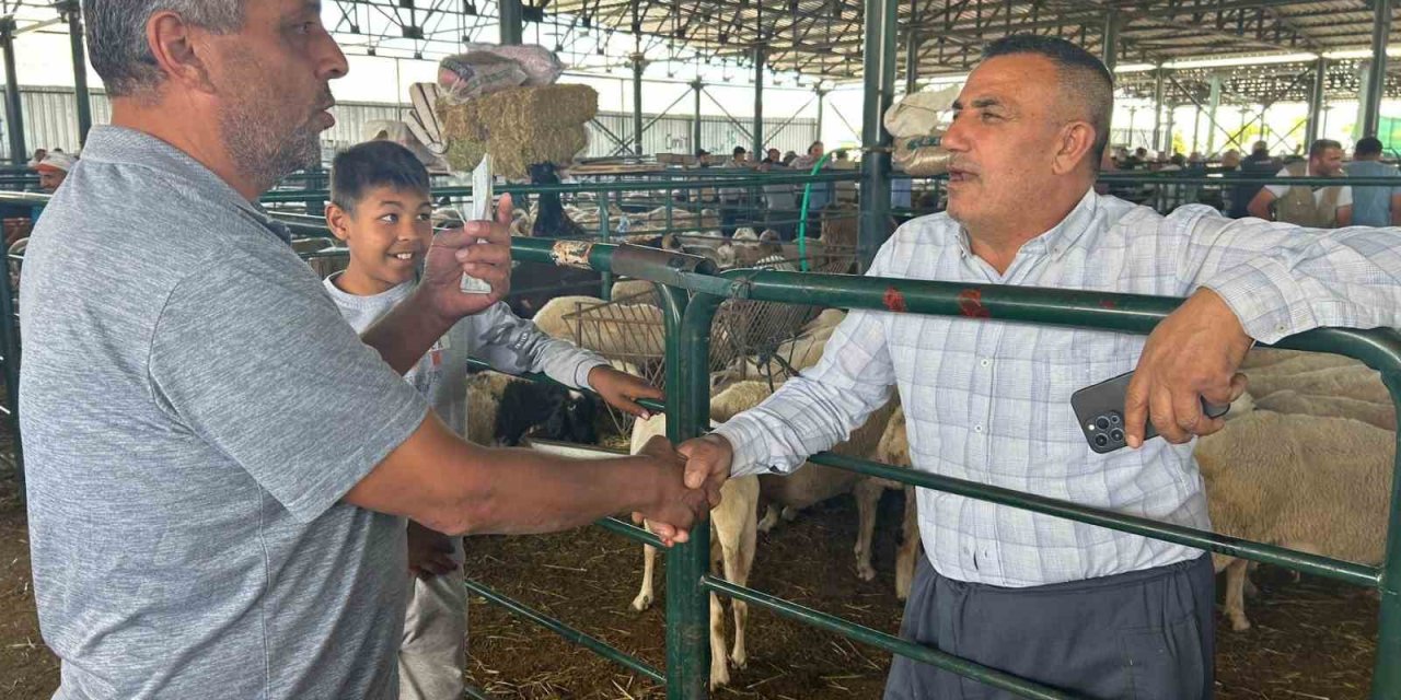 Vatandaş Arefe Günü Kurban Pazarına Akın Etti