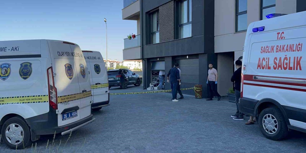 Eşini Ve Kızını Öldürdükten Sonra İntihar Etti