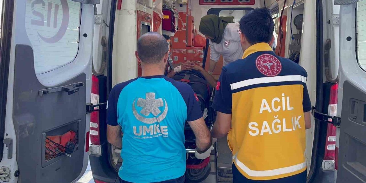 Küçükbaş Kurbanlık Yüklü Tır Devrildi: 2 Yaralı