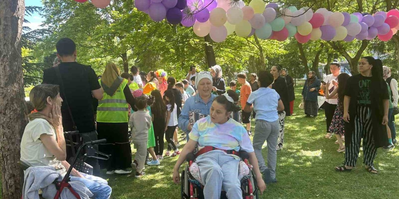 Gönüllüler Miniklere Bayramlıklarını Dağıtıp Dans Etti