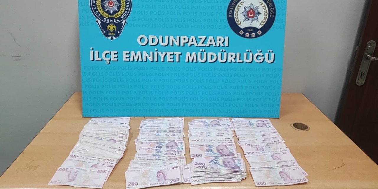 Hırsızlık Yapan 2 Şüpheli Çaldıkları Paralarla Birlikte Yakalandı