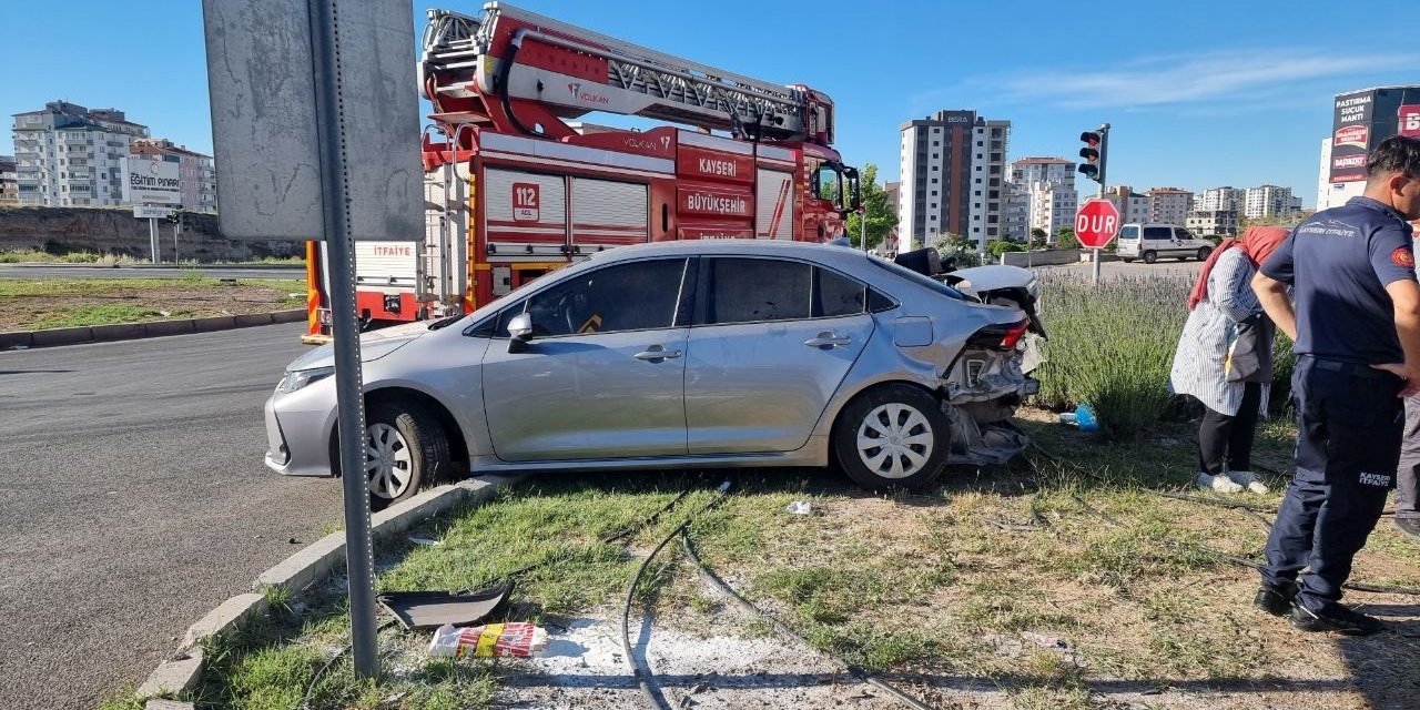 Otomobiller Kavşakta Çarpıştı: 1 Yaralı