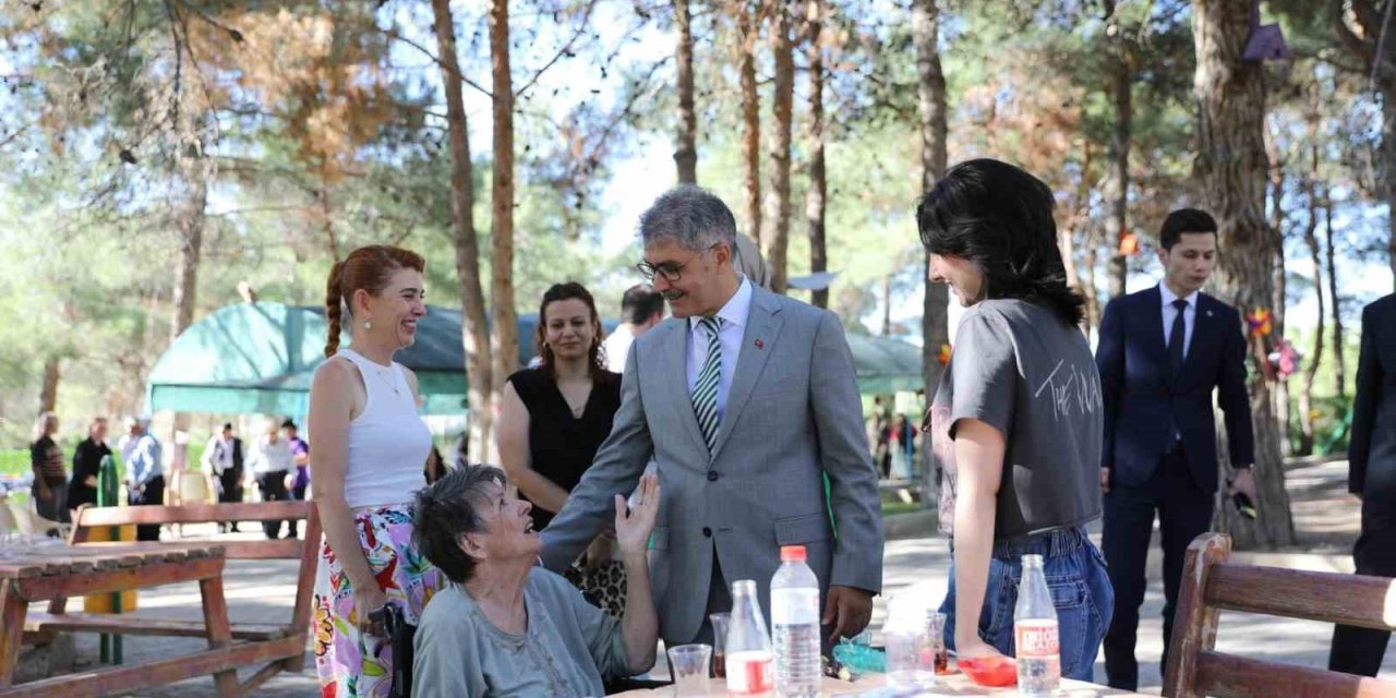 Vali Çelik’ten Huzurevi Ve Çocuk Evleri Sakinlerine Bayram Ziyareti