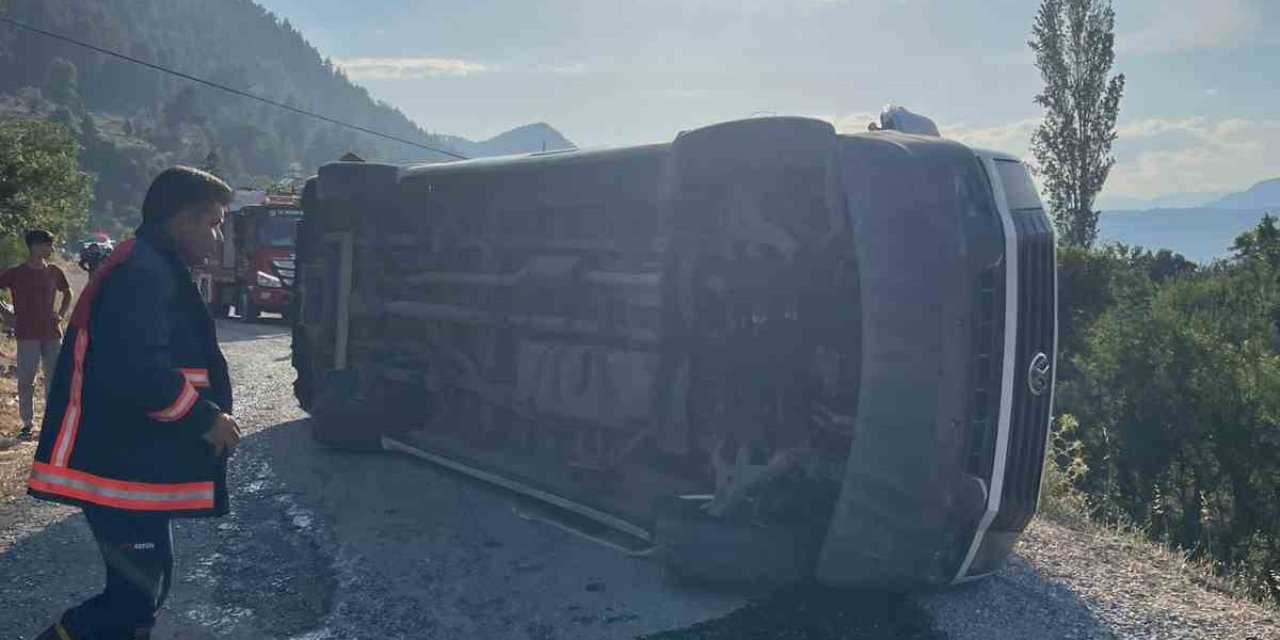 Çamlıyayla’da Devrilen Minibüste 11 Kişi Yaralandı