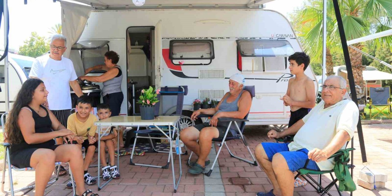 Lüks Otellerin Yerine Karavanı Tercih Ettiler, Bir Günlük Otel Ücreti İle Bir Ay Tatil Yapıyorlar