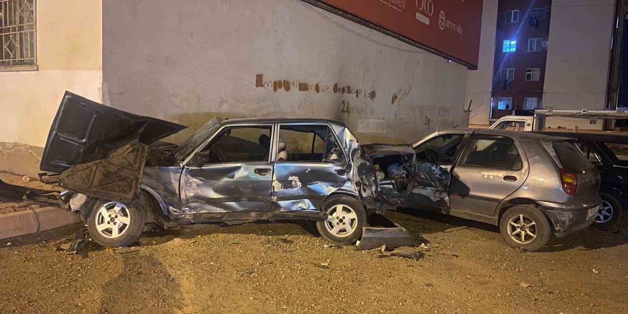 Park Halindeki Otomobili Kağıt Gibi Ezdi: 1 Yaralı