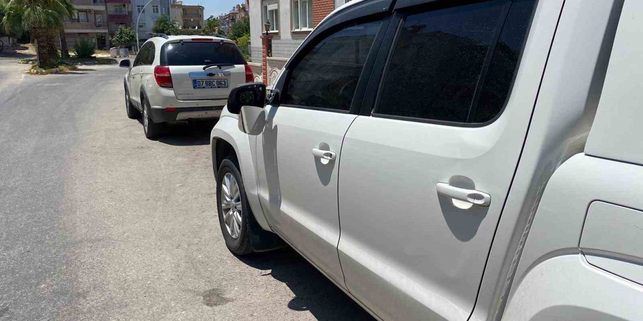 Seyir Halindeki Motosikletle Park Halindeki Araçların Aynası Tekmeleyip Kırdılar