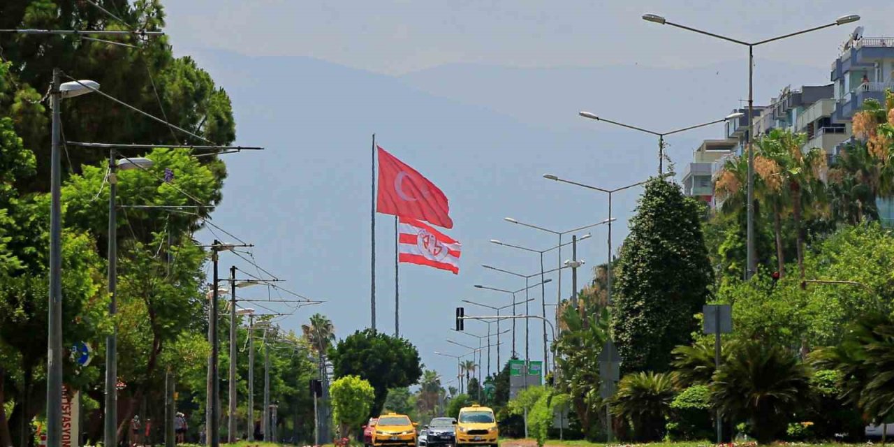 Antalya’da Nem Oranı Yüzde 86’yı Geçti, Şehrin Üzerini Sis Bulutu Kapladı