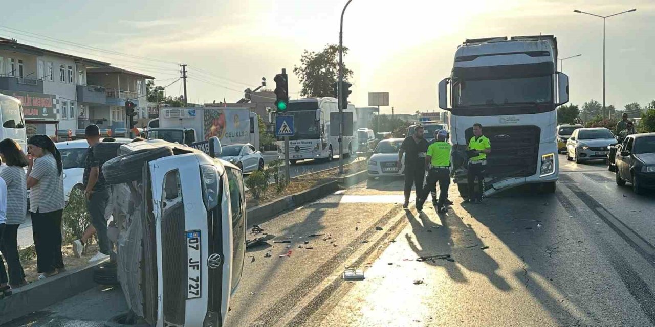 Kırmızı Işıkta Duramayan Kamyon, Çarptığı Otomobile Takla Attırdı: 2 Yaralı