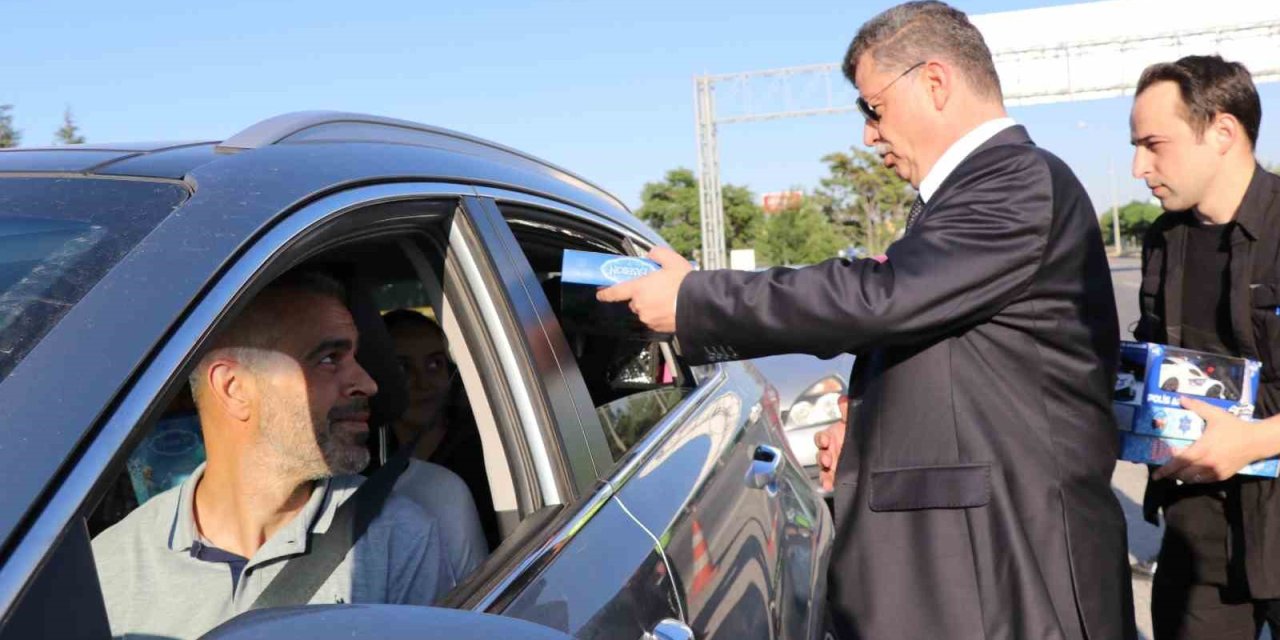 İl Emniyet Müdürü Ağırlar Görevli Personel Ve Vatandaşların Bayramını Kutladı