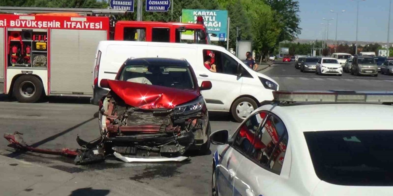 Otomobiller Çarpıştı: 1’i Ağır 4 Yaralı