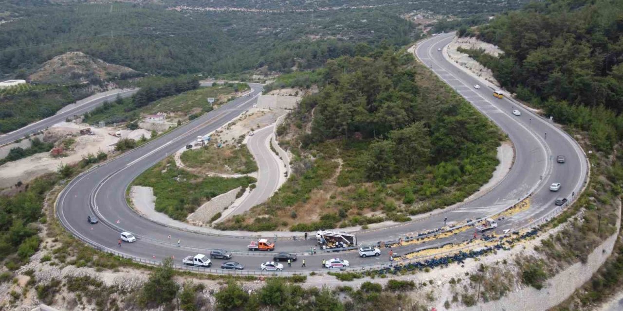 Mersin’de Limon Yüklü Kamyon Devrildi: 6 Yaralı