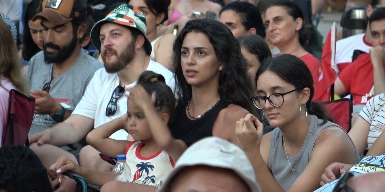 Antalya’da Milli Maçı Dev Ekranda İzlediler